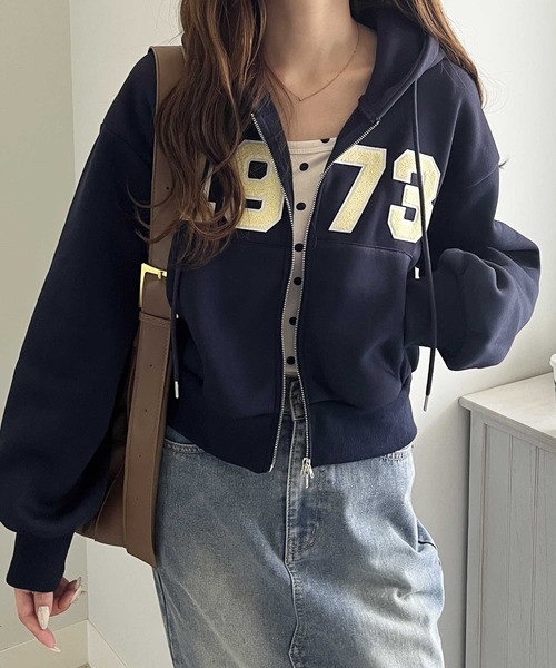 NELLIY. | ショート丈ダブルジップロゴワッペン刺繍スウェットパーカー 