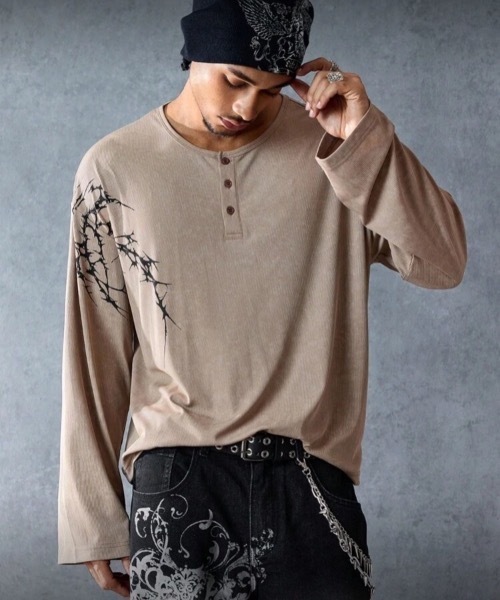 MONOCHROME | 【MONOCHROME】 Graphic Sleeve Henley Long Sleeve Tee