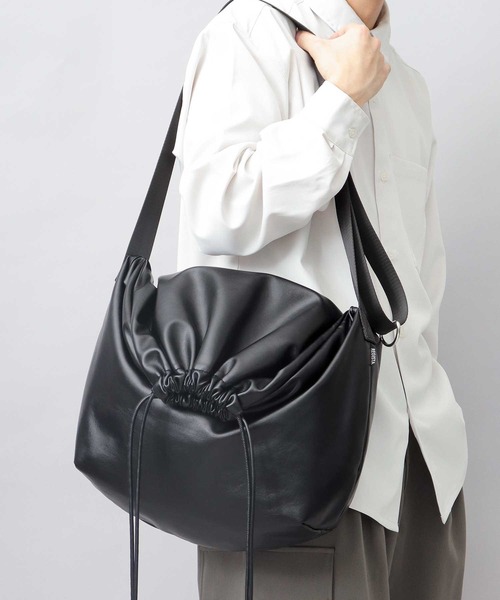 REGISTA | フェイクレザー ドローストリング 巾着 ショルダーバッグ