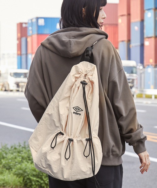 UMBRO | UMBRO/アンブロ 別注 ロゴ刺繍 2WAY ナイロン ドローコード