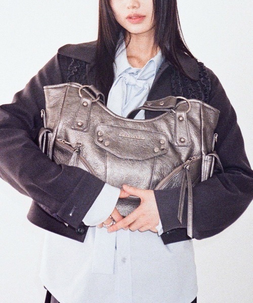ショルダーバッグ・ポシェット IUGAMAKARAS Studded Nylon Shoulder Bag 5FT225 IUGAMAKARAS（イウガマカラス）の「【IUGAMAKARAS】Studded