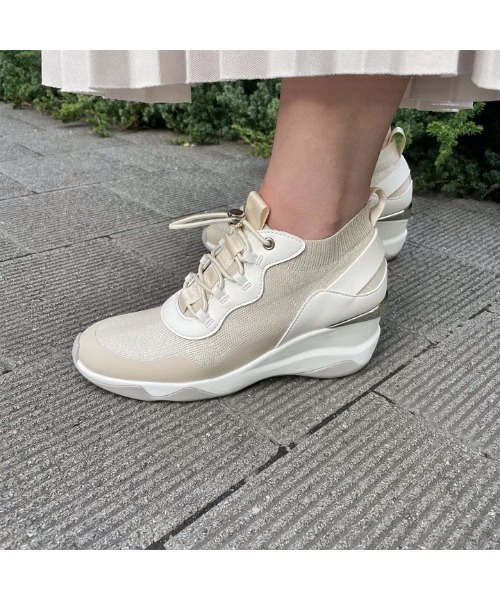 DIANA | 【6cm】撥水加工ニット ヒールアップスニーカー - Buyee
