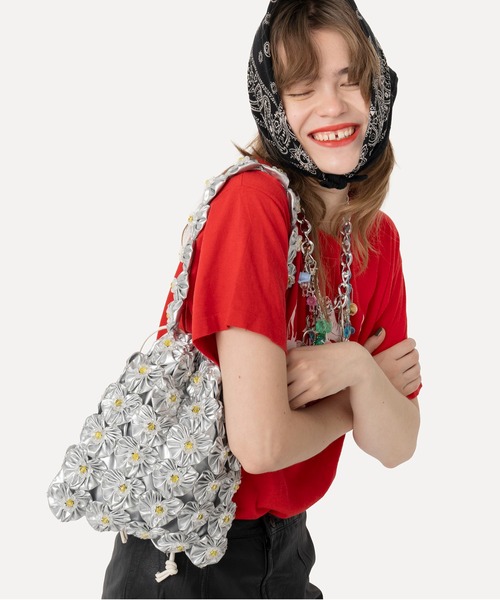 HEY! Mr. GALFY HEY! Mrs ROSE × GALFY SPECIAL COLLECTION ストリートの遊び心を貫く GALFY  と、 ビンテージの空気感を小物に落とし込む HEY! Mrs ROSE。 異なる感性がぶつかり合い、唯一無二のアイテムが完成しました。  ちょっぴりギャルで存在感抜群。自分らしさを解放 ... HEY！MrsROSE 巾着バッグ