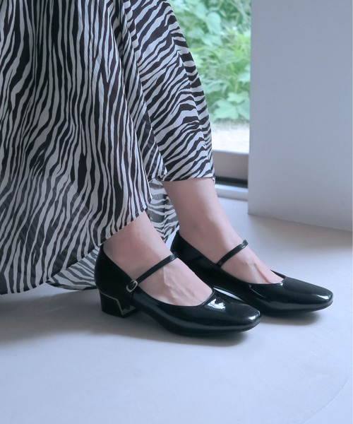 スクエアバックルパンプス-晴雨兼用- 足元をシックに引き立てるスクエアバックルが魅力的な